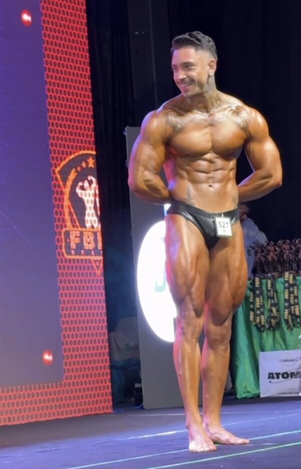 Guilherme Viana — Atleta FBBR no palco de competição